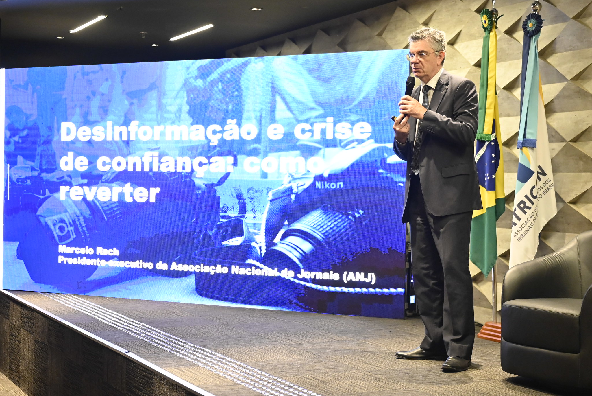 Presidente-executivo da ANJ fala sobre combate à desinformação em evento de associação dos Tribunais de Contas